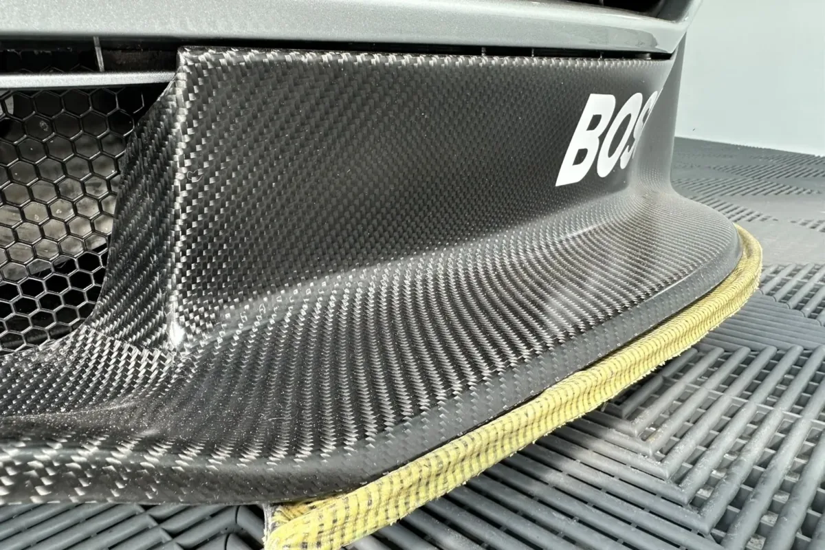 Nahaufnahme des Carbon-Frontspoilers am Audi A4 B5 STW mit Wabengitter im Lufteinlass und Kantenschutz an der Spoilerlippe
