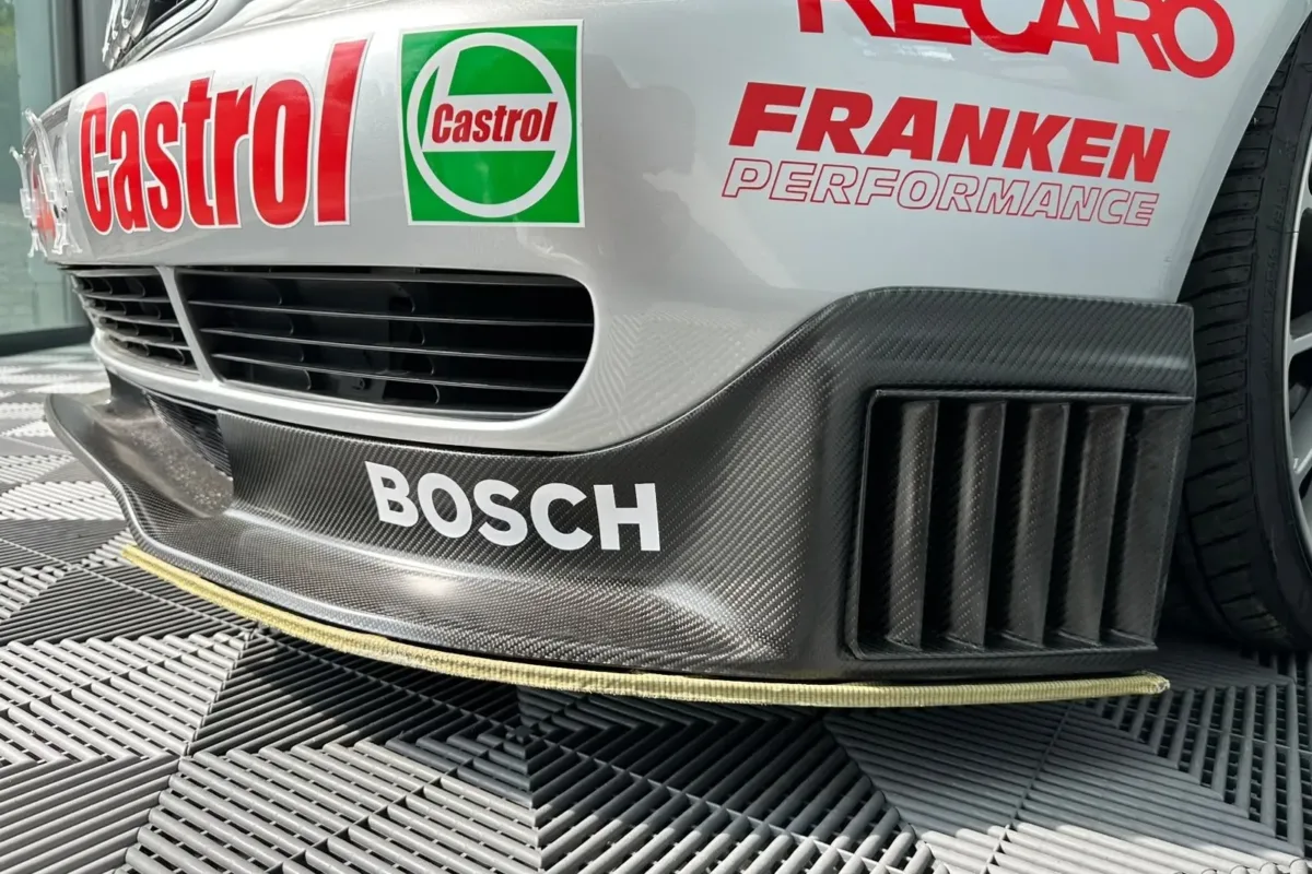 Detail des Audi A4 B5 STW: Carbon-Frontspoiler mit Bosch-Schriftzug, darüber Castrol-, Recaro- und Franken-Performance-Logos