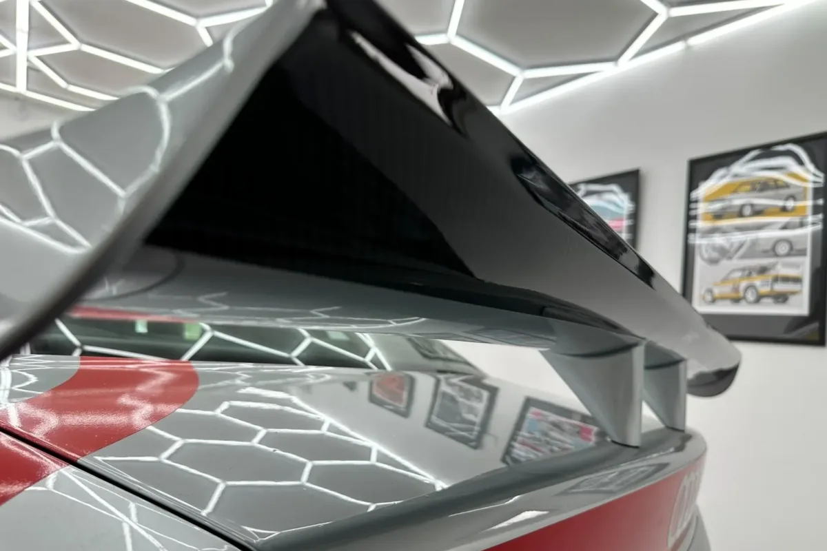 Detail des Heckflügels am Audi A4 B5 STW, im Lack spiegelt sich die Wabenbeleuchtung der Halle