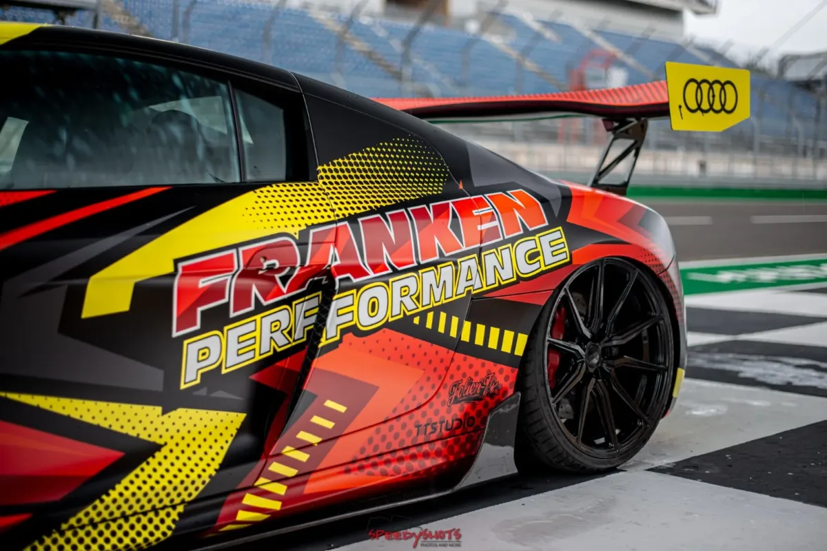 Detailaufnahme des Audi R8 V10 Plus mit Franken-Performance-Folierung, Heckflügel und schwarzer Felge