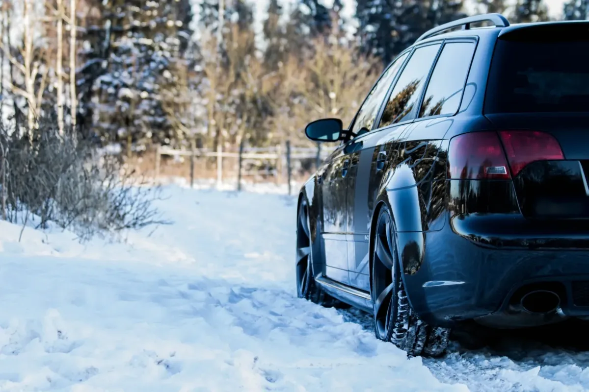 Heck des schwarzen Audi RS4 B7 Avant im Schnee, Detailansicht schräg von hinten