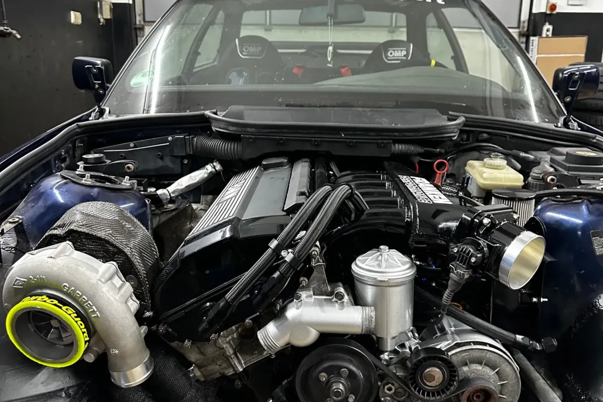 Motorraum des BMW E36 Coupé mit Turbolader-Umbau, Motorhaube abgenommen