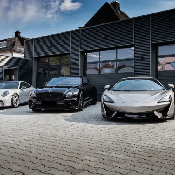 Porsche 911 (992) GT3 Touring, Bentley Continental GT und McLaren vor den Hallentoren von Franken Performance