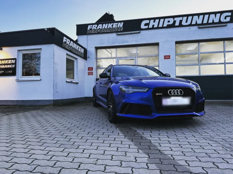Blauer Audi RS6 Avant (C7) mit schwarzen Felgen vor der Werkstatt von Franken Performance