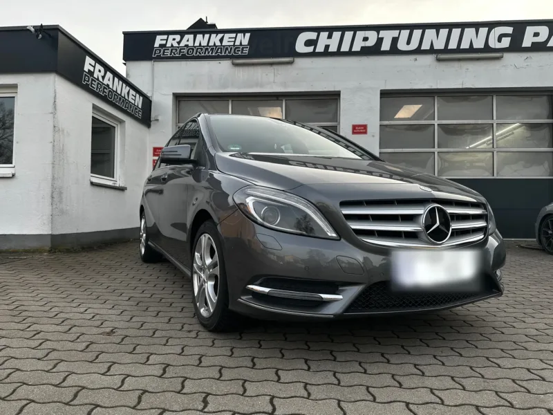 Graue Mercedes-Benz B-Klasse vor der Werkstatt von Franken Performance
