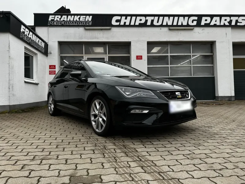 Schwarzer Seat Leon ST FR vor der Werkstatt von Franken Performance