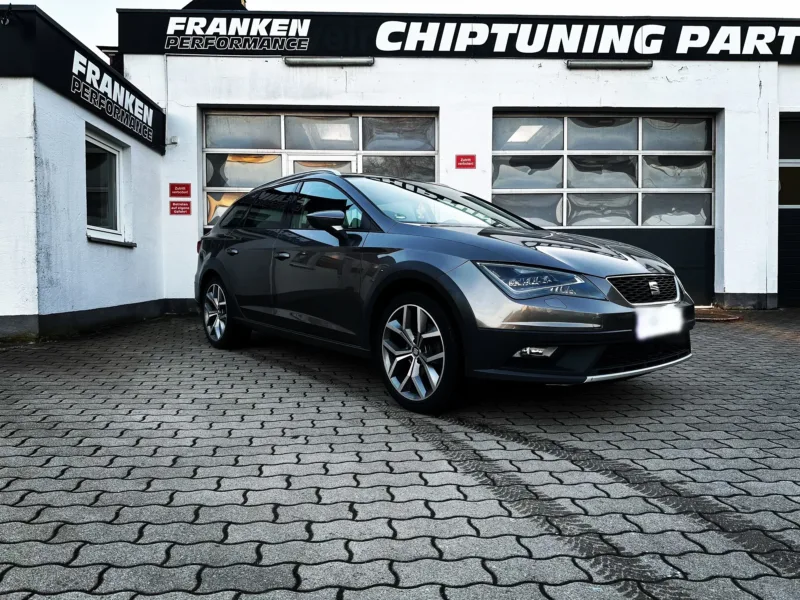 Grauer Seat Leon ST X-Perience vor der Werkstatt von Franken Performance