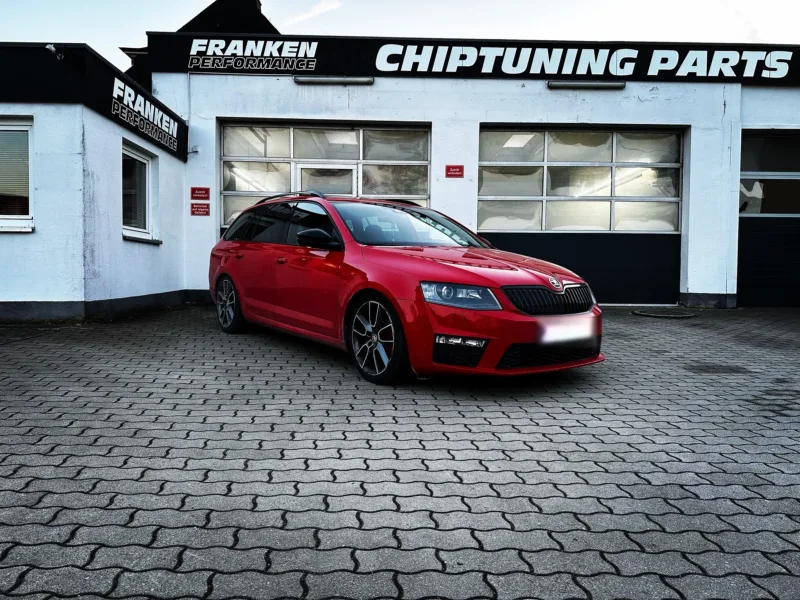 Roter Škoda Octavia RS Combi vor der Werkstatt von Franken Performance