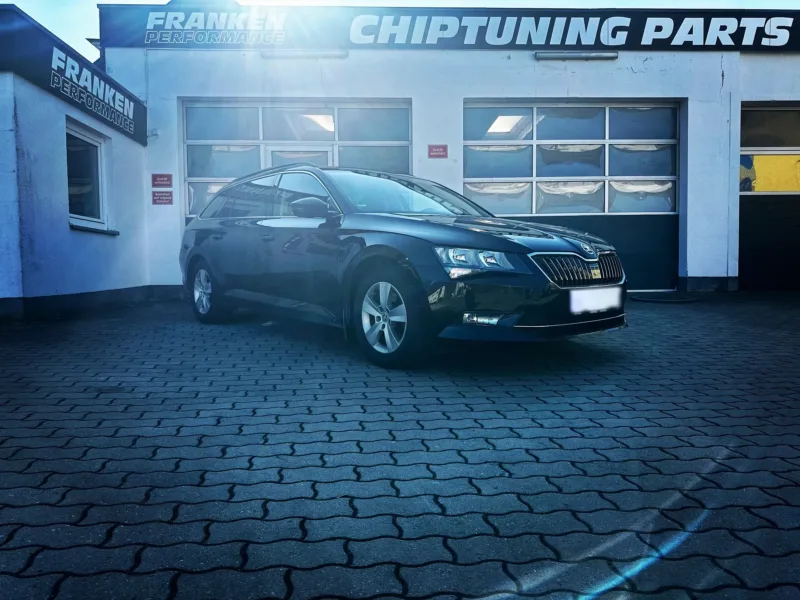 Schwarzer Škoda Superb Combi vor der Werkstatt von Franken Performance