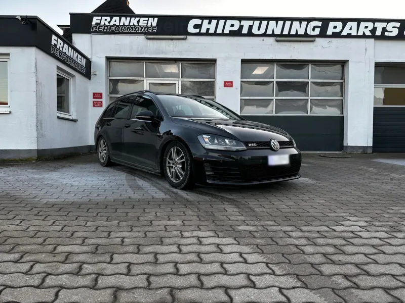 Schwarzer VW Golf 7 GTD Variant vor der Werkstatt von Franken Performance