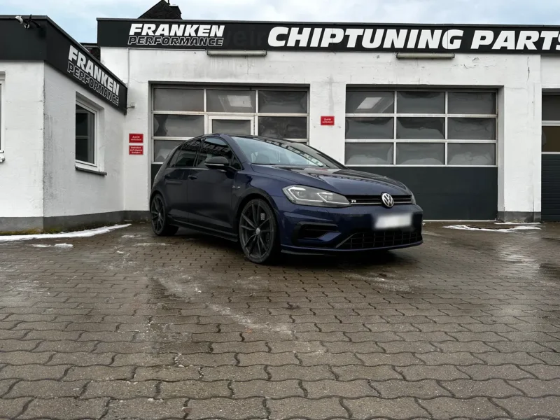 Dunkelblauer VW Golf 7 R mit schwarzen Felgen vor der Werkstatt von Franken Performance