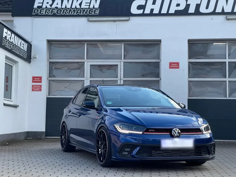 Blauer VW Polo GTI mit schwarzen Felgen vor der Werkstatt von Franken Performance