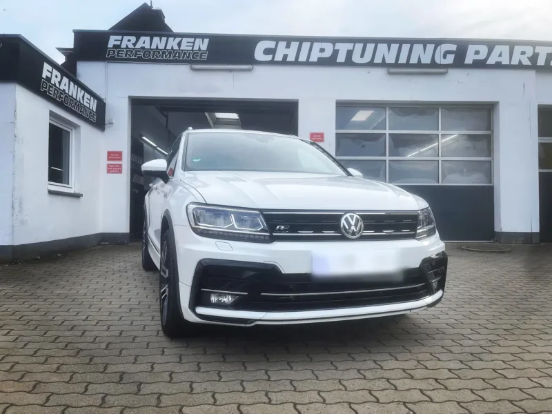 Weißer VW Tiguan R-Line vor der Werkstatt von Franken Performance